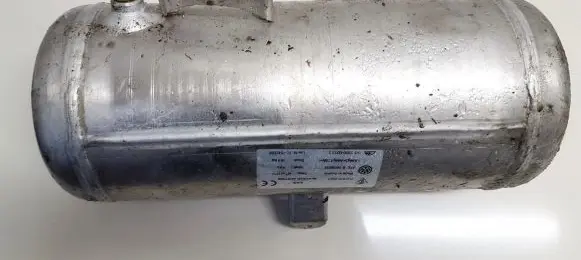 Vacuum air tank