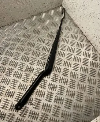 Toyota Avensis T220 Front wiper blade arm 182440
