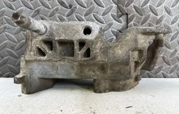 Ford Focus Engine mounting bracket 3M516030