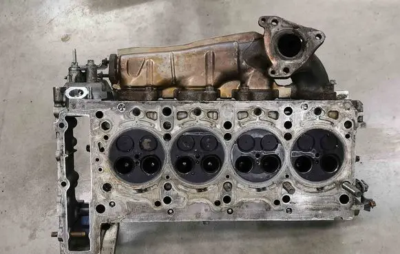 Mercedes-Benz E W212 Engine head R6510160201 090350557 0099M034C