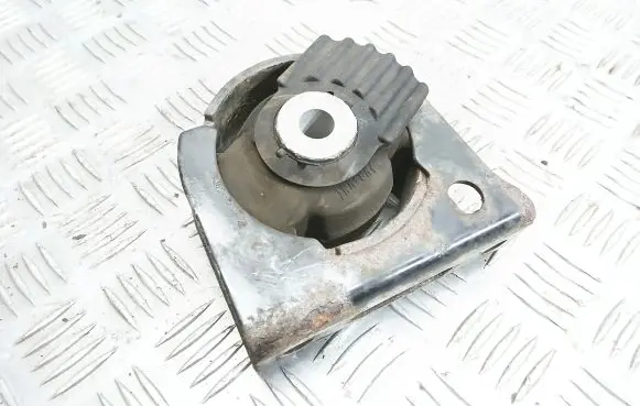 Toyota Avensis T270 Engine mount bracket