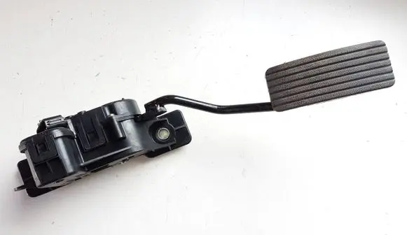 Mitsubishi L200 Accelerator throttle pedal APM30010 07200226