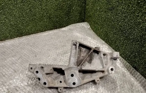 Renault Master III Engine mounting bracket 112310605R