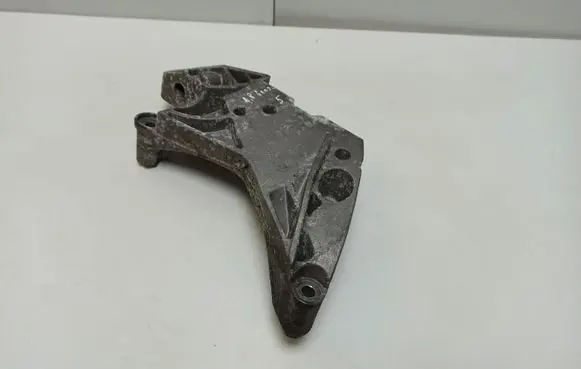 Seat Altea XL Engine mounting bracket 06J199207K