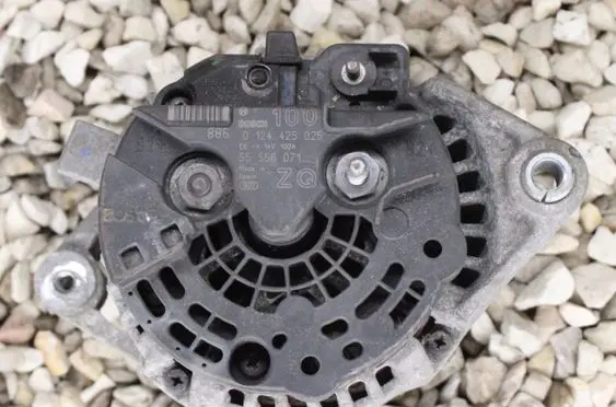 Opel Zafira B Generator/alternator 55556071