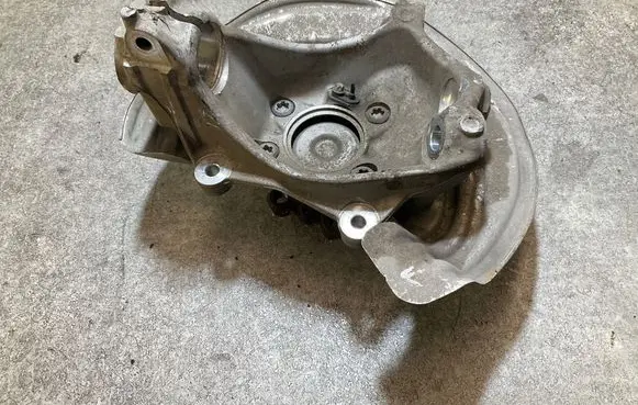 Front wheel hub spindle knuckle
