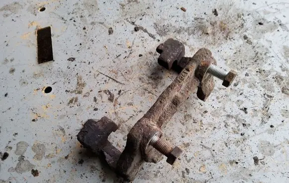 Mercedes-Benz E W210 Front Brake Caliper Pad/Carrier 