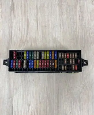 Volkswagen Polo V 6R Fuse module 102521122 430011212499