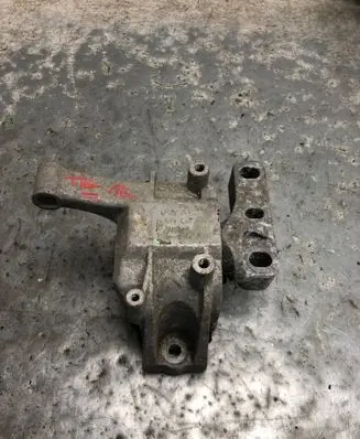 Volkswagen Tiguan Engine mount bracket 5N0199262F