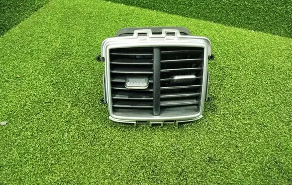 KIA Sportage Dash center air vent grill 97040R2000