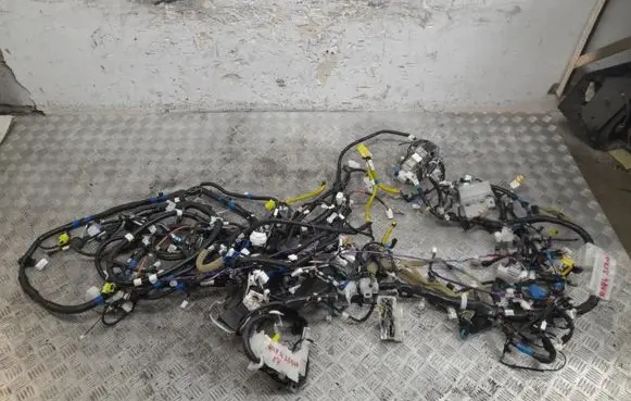 Toyota RAV 4 (XA40) Engine installation wiring loom