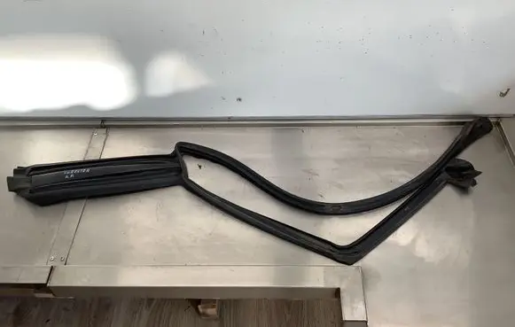 Subaru Forester SG Front door rubber seal 23262325 0208T0U