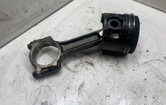 Renault Megane II Piston with connecting rod P582