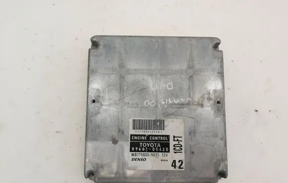 Toyota Avensis T220 Engine control unit/module 8966105420