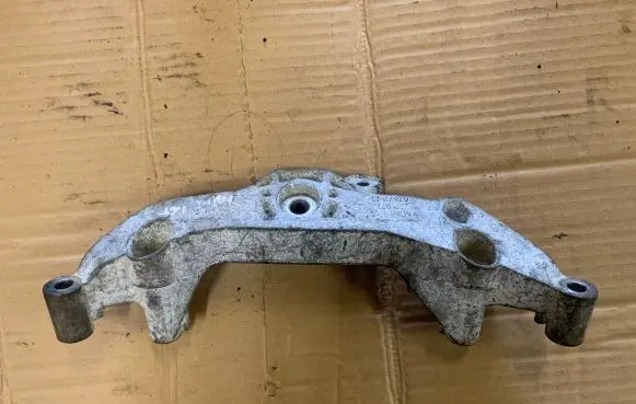 Mini One - Cooper Coupe R56 Engine mounting bracket 67871110 2211677632