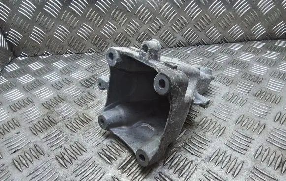 Mercedes-Benz C W204 Engine mounting bracket A2742230204