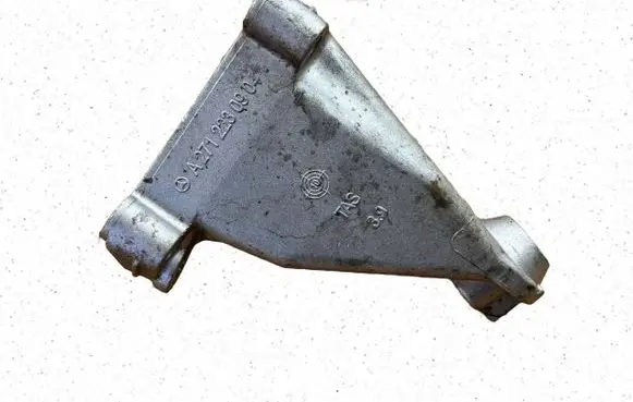 Mercedes-Benz C W203 Engine mounting bracket A2712230904