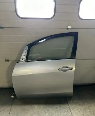 Mitsubishi Grandis Front door