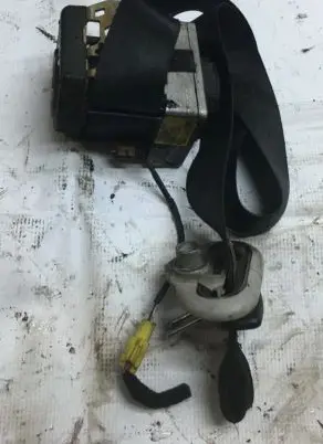 Volkswagen Golf IV Front seatbelt 1H0052737