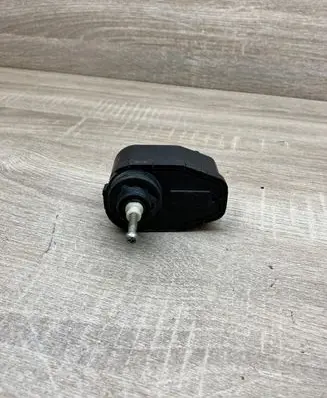 Volkswagen PASSAT B3 Headlight level adjustment motor 357941295 00437548