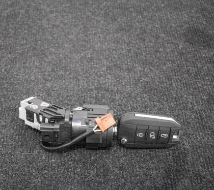 Peugeot 208 Ignition lock 9663123380