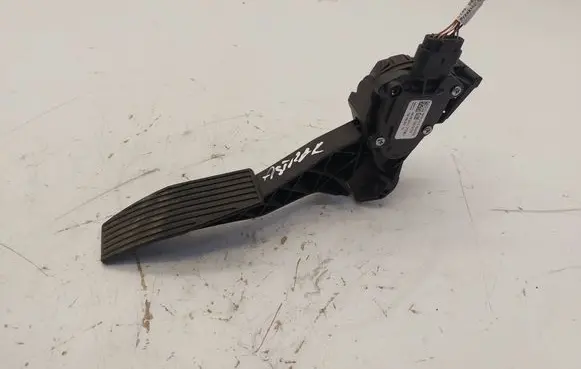 Opel Astra K Accelerator throttle pedal 13373776