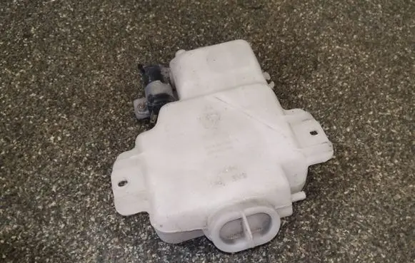 Mitsubishi Pajero Windshield washer fluid reservoir/tank 060351507