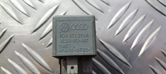 Volkswagen PASSAT B5.5 Other relay 8d0951253a v23134-b52-x301