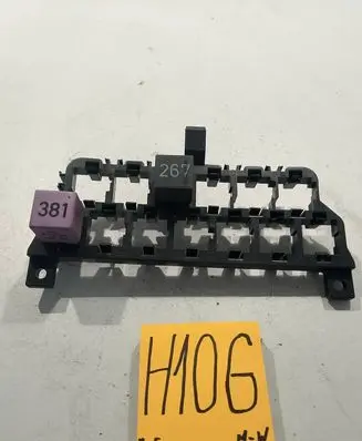 Volkswagen PASSAT B5 Relay mounting block 1310156080