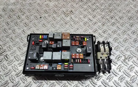 Opel Astra J Fuse module C11000139