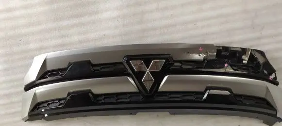 Mitsubishi Outlander Front bumper upper radiator grill 7450B303