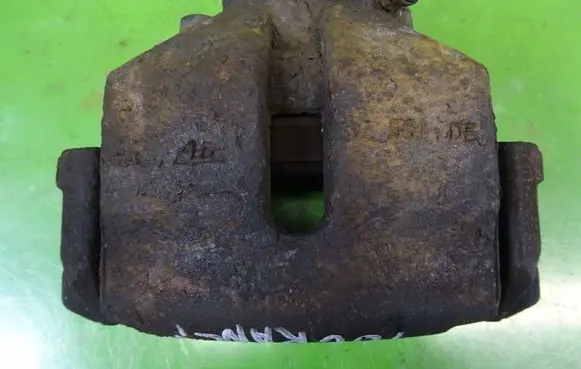 Volkswagen Touran I Front brake caliper