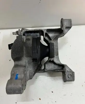 Mazda 3 III Engine mount bracket