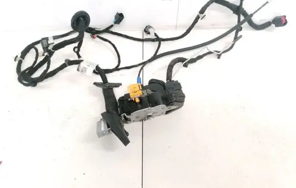 Opel Mokka Front door lock 13579518