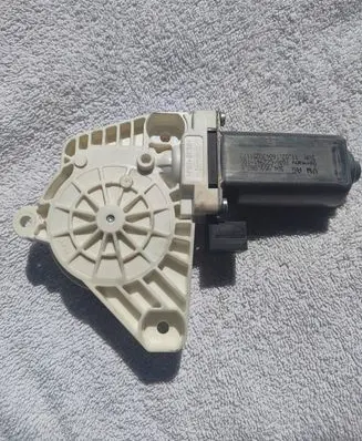 Volkswagen Golf VII Front door window regulator motor 5Q0959802B