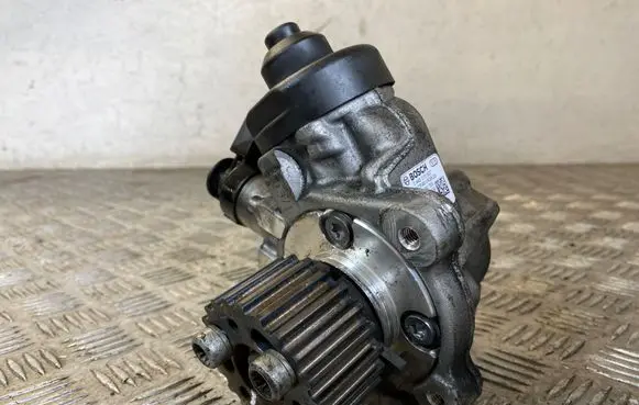 Audi A4 S4 B8 8K Fuel injection high pressure pump 03L130755 0445010507 03301009