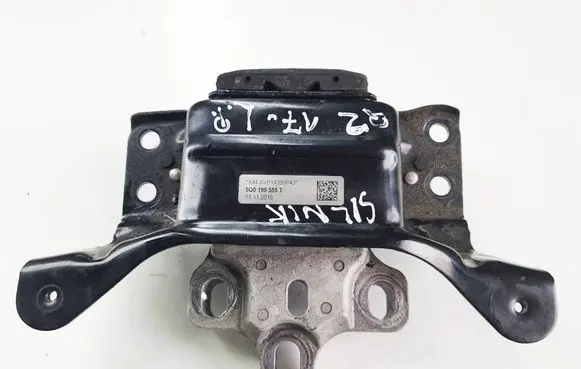 Engine mount bracket