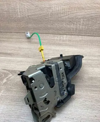 BMW 5 E39 Front door lock 8235126 8352165