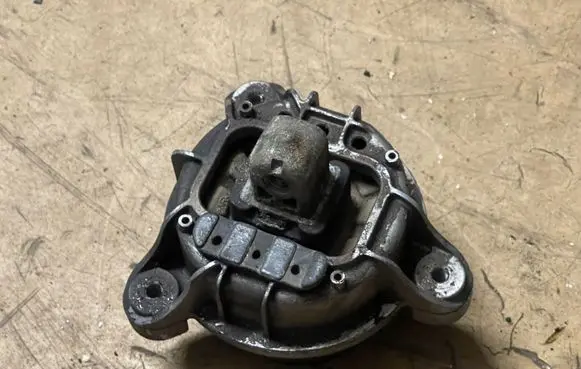 BMW 5 F10 F11 Engine mount bracket 6781562