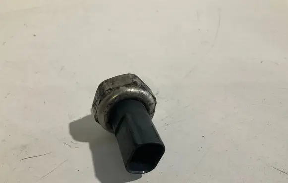 Mercedes-Benz E W212 Air conditioning (A/C) pressure sensor 2110000283