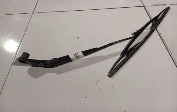 Chrysler 300 - 300C Front wiper blade arm