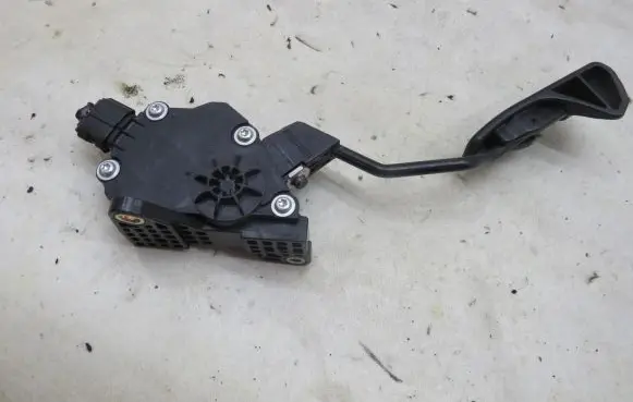 Toyota Prius (XW30) Accelerator throttle pedal 7811012060