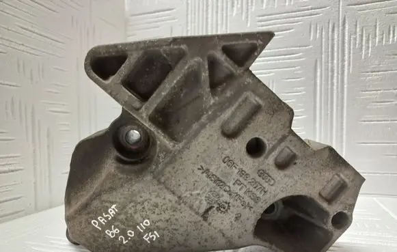 Volkswagen PASSAT B6 Engine mounting bracket 06F199207H
