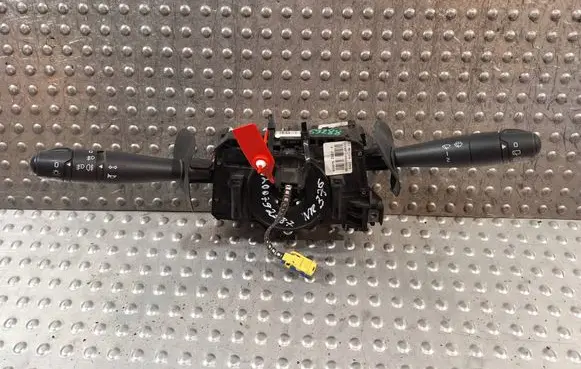 Dacia Sandero II Wiper control stalk S17999376 8200792587