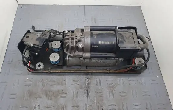 BMW 5 F10 F11 Air suspension compressor/pump 6875176 24449710 A140324302