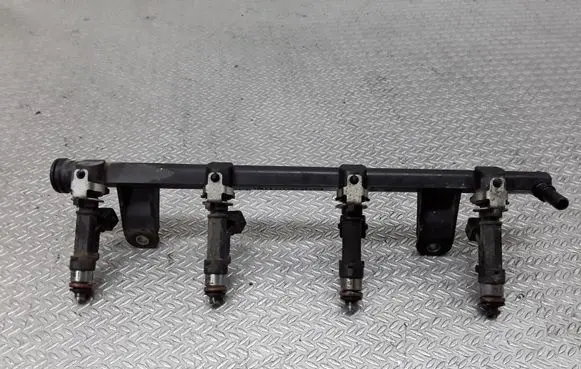 Renault Sandero I Fuel injectors set 8200227124 8200494284