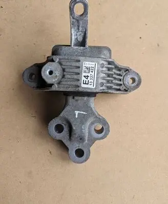 Opel Astra J Engine mount bracket 13337422