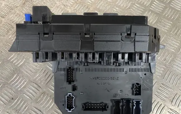 Mercedes-Benz S W221 Fuse module A2215403150 A2215402862