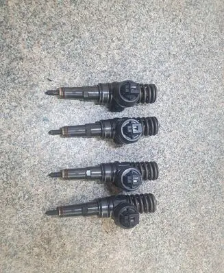 Volkswagen Golf V Fuel injector 038130073BN