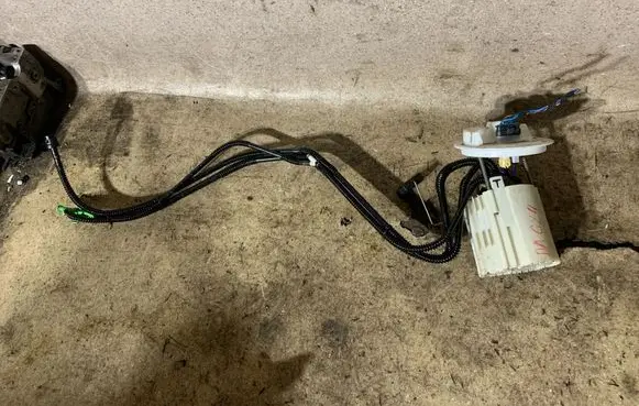 Mercedes-Benz E C207 W207 In-tank fuel pump A2044702294